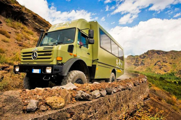 excursions-vesuvius-in-bus