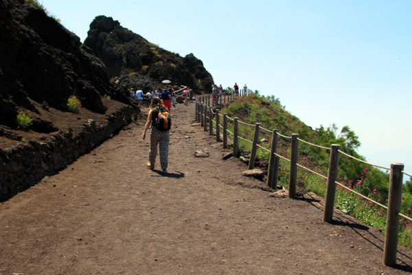 excursions-vesuvius-in-bus